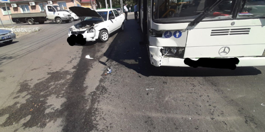 На Мясницкой водитель «Приоры» врезался в автобус. Пострадала женщина