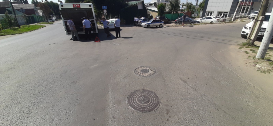 На Мясницкой водитель «Приоры» врезался в автобус. Пострадала женщина