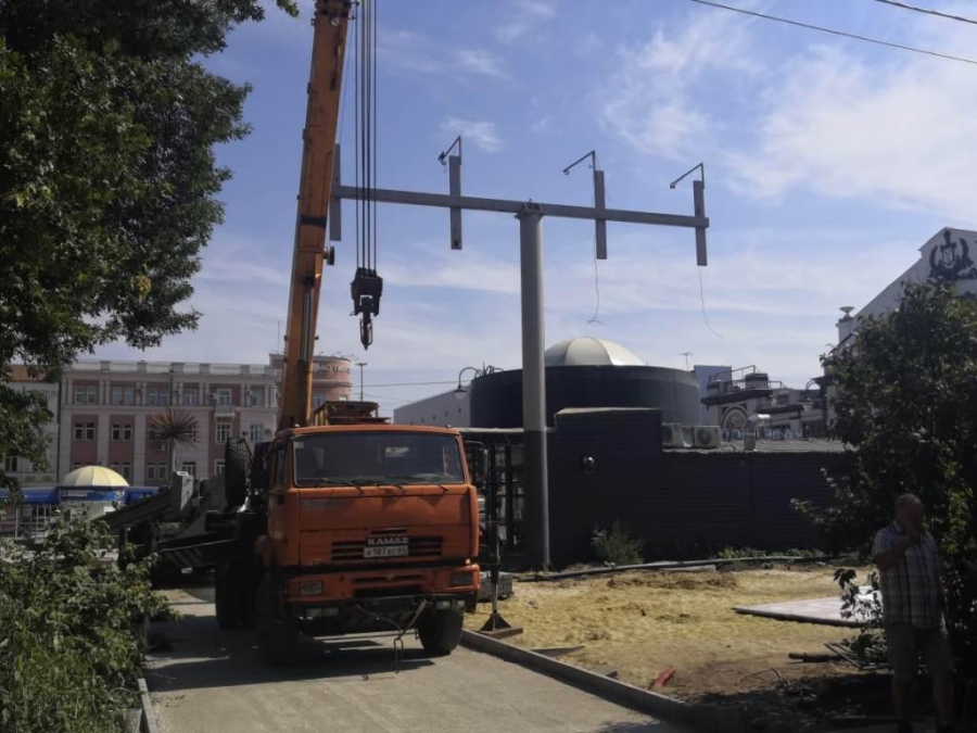 Площадь Кирова освободили от рекламных щитов и огромной арки