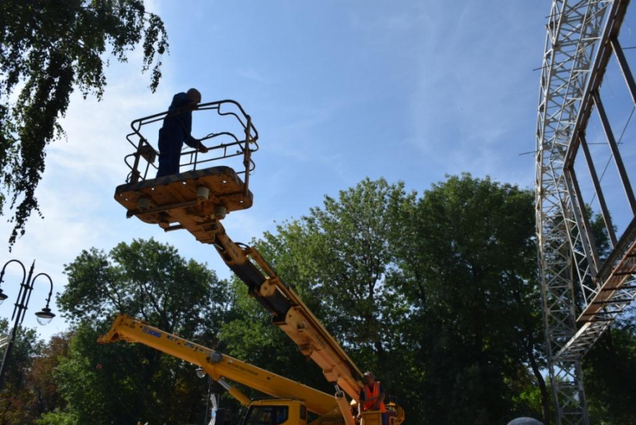 Площадь Кирова освободили от рекламных щитов и огромной арки