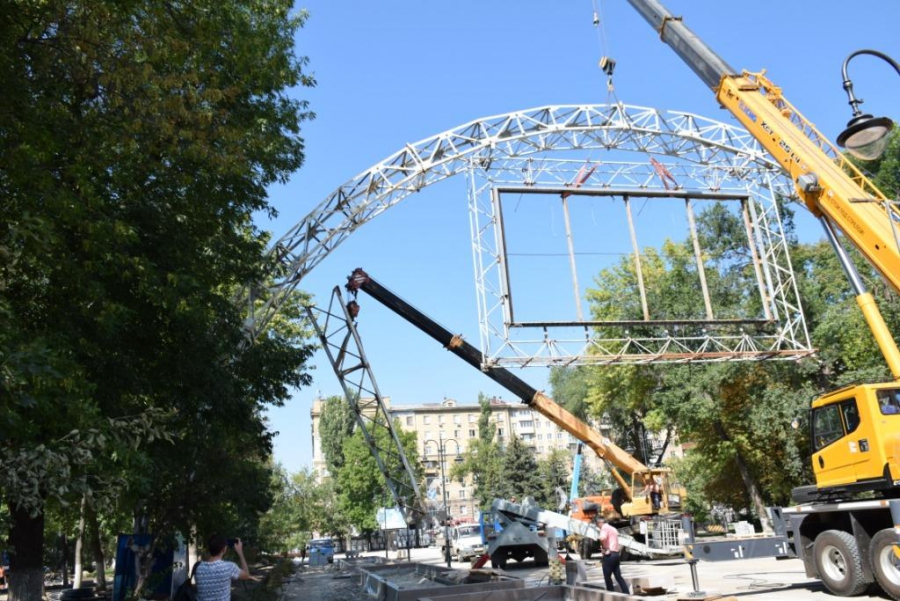 Площадь Кирова освободили от рекламных щитов и огромной арки