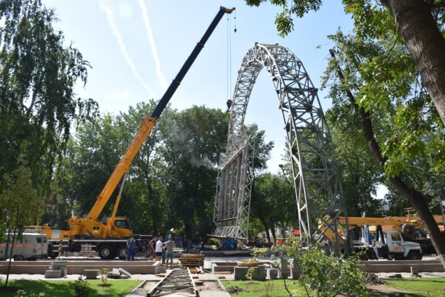 Площадь Кирова освободили от рекламных щитов и огромной арки