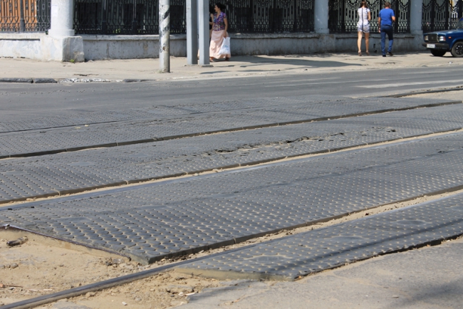 Саратовцы жалуются на разбитые переезды трамвайных рельсов