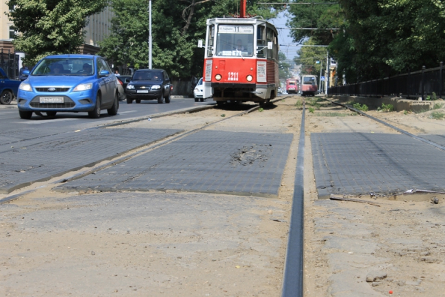 Саратовцы жалуются на разбитые переезды трамвайных рельсов