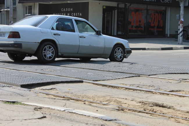 Саратовцы жалуются на разбитые переезды трамвайных рельсов