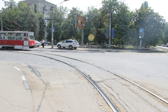 Саратовцы жалуются на разбитые переезды трамвайных рельсов