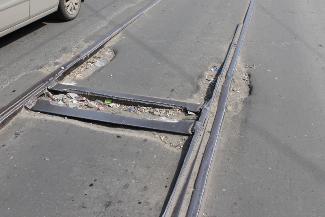 Саратовцы жалуются на разбитые переезды трамвайных рельсов