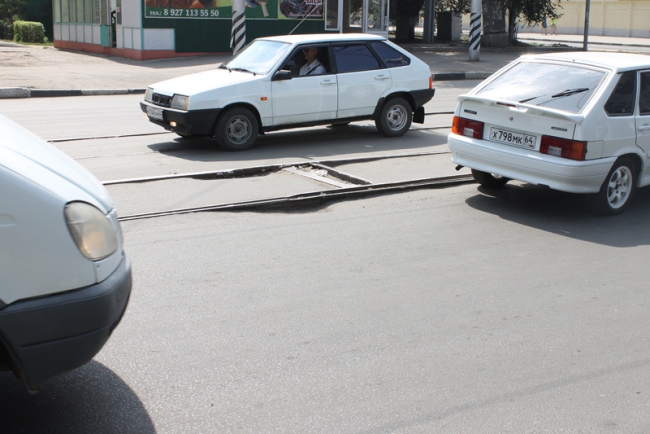 Саратовцы жалуются на разбитые переезды трамвайных рельсов