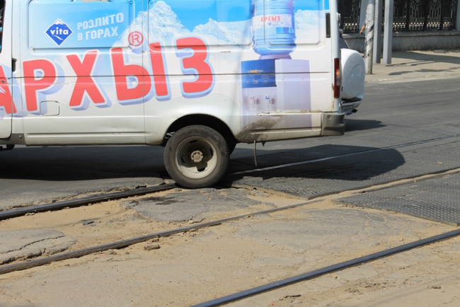 Саратовцы жалуются на разбитые переезды трамвайных рельсов