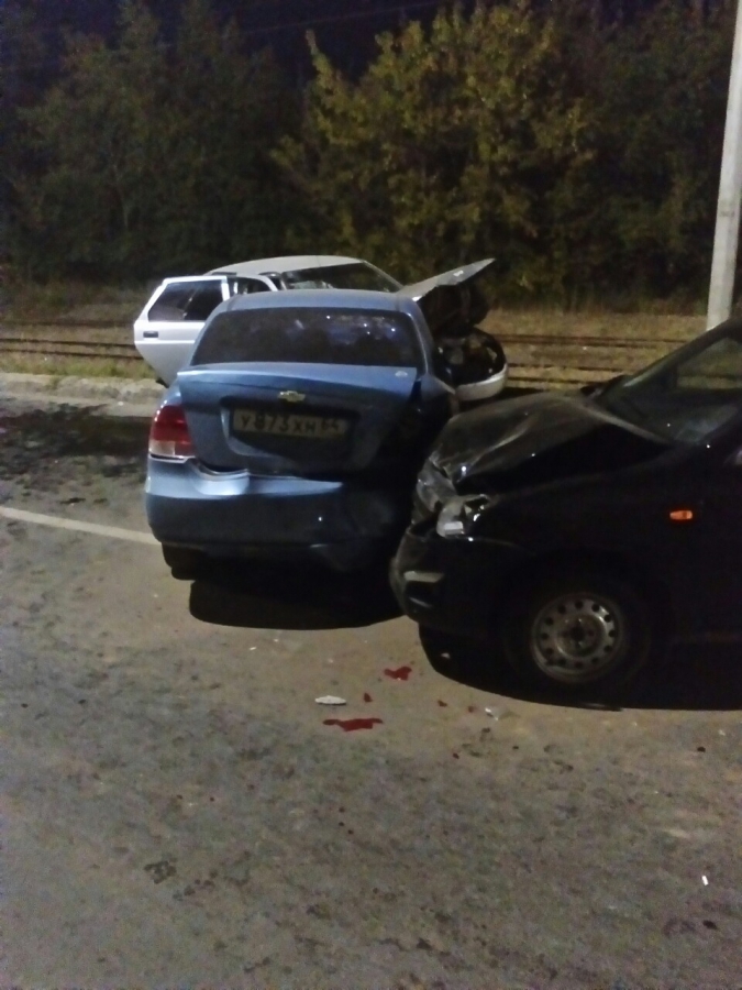 Четыре человека пострадали в массовой аварии на Фруктовом проезде