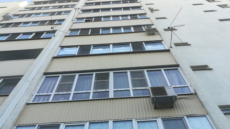 В Энгельсе мальчик упал с шестого этажа на козырек магазина