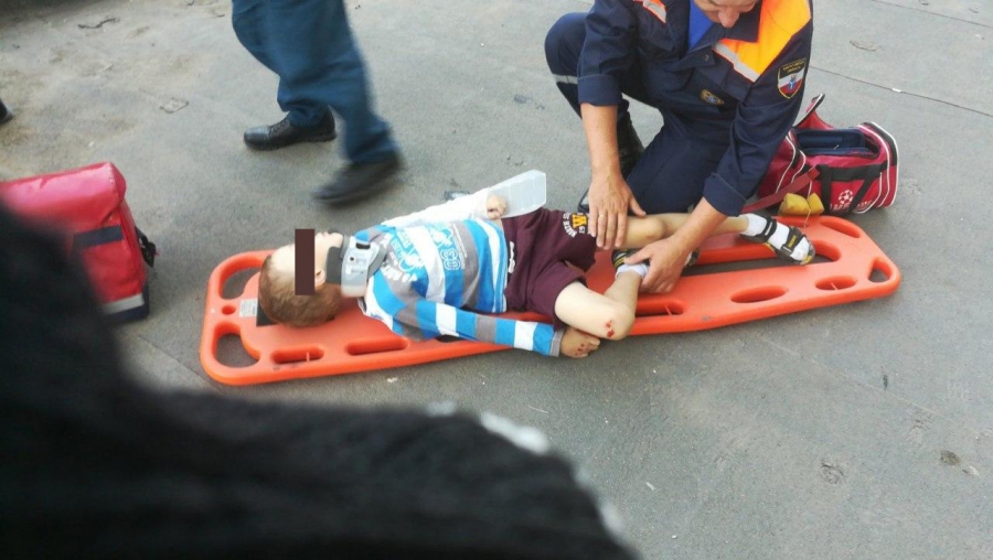 В Энгельсе мальчик упал с шестого этажа на козырек магазина