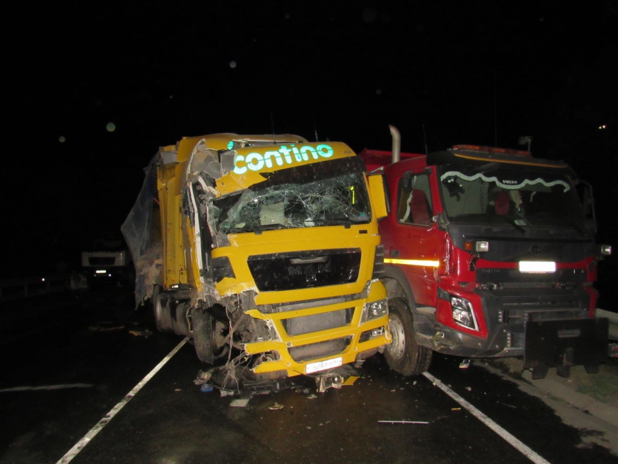 Под Вольском на трассе столкнулись фуры и бетономешалка