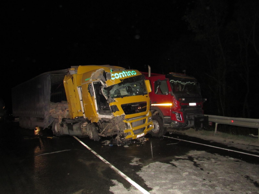 Под Вольском на трассе столкнулись фуры и бетономешалка