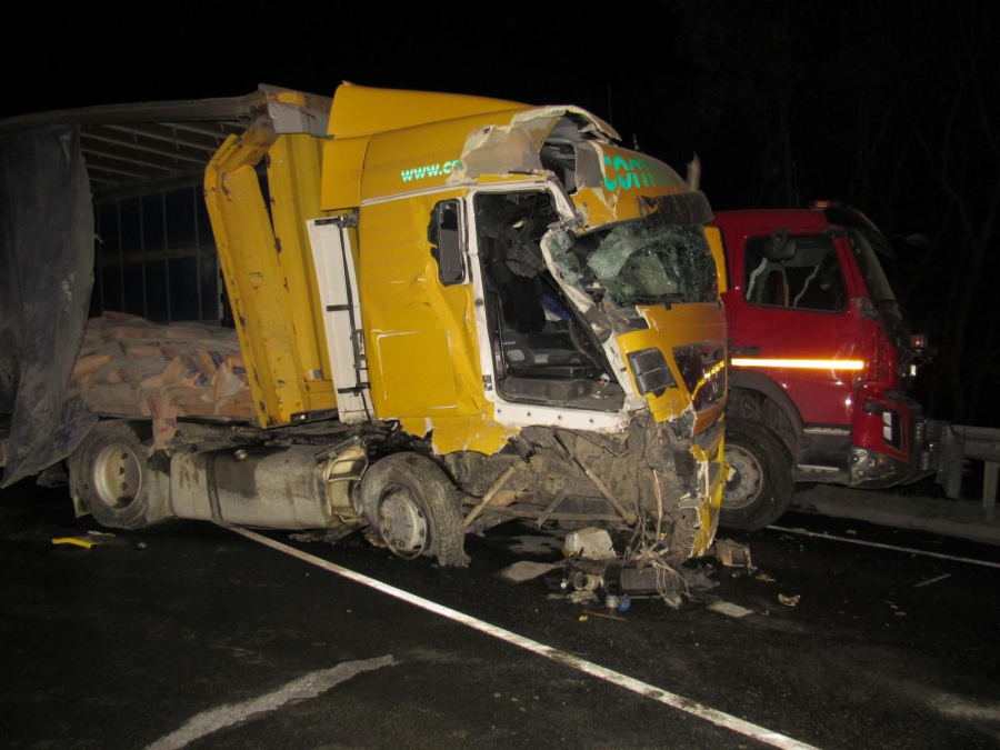 Под Вольском на трассе столкнулись фуры и бетономешалка