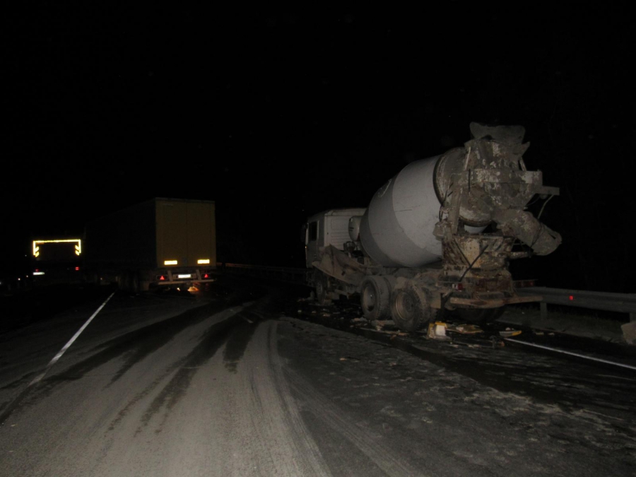 Под Вольском на трассе столкнулись фуры и бетономешалка