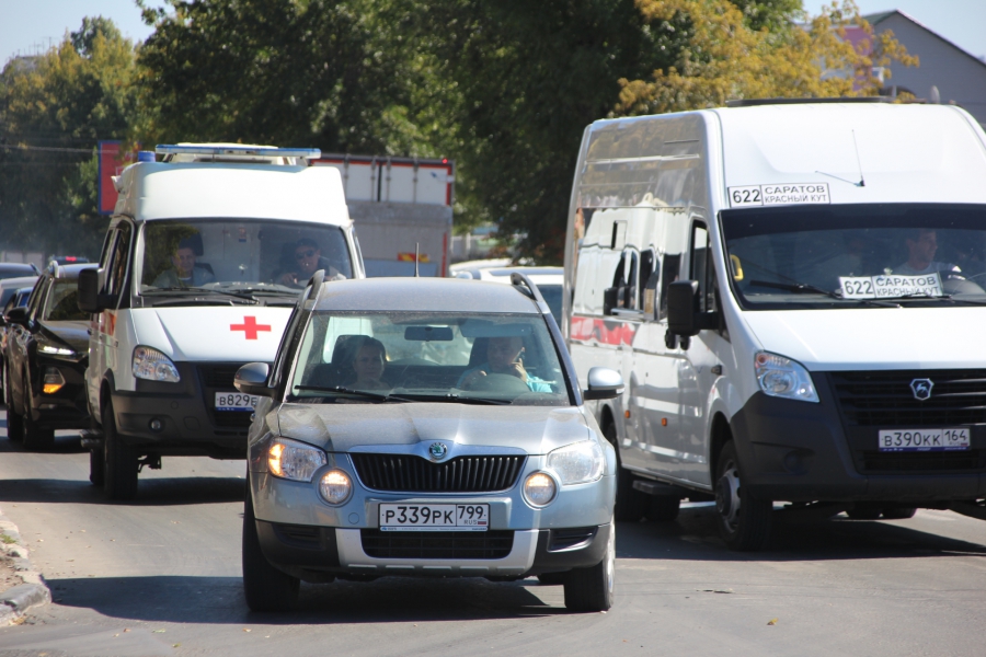 Саратовцы проклинают «Т Плюс» за вечные пробки из-за перекопанной Соколовой