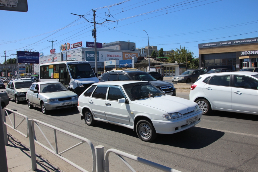 Саратовцы проклинают «Т Плюс» за вечные пробки из-за перекопанной Соколовой