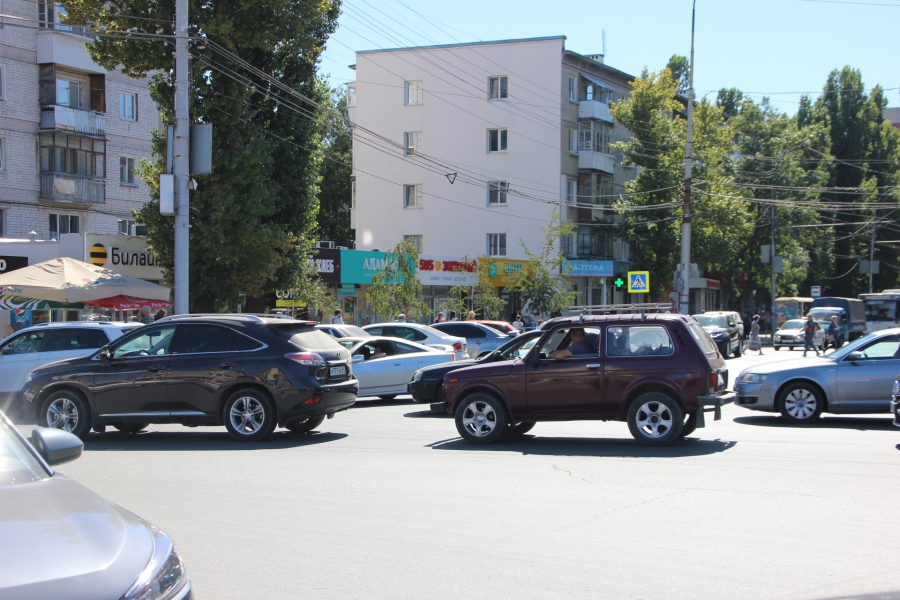 Саратовцы проклинают «Т Плюс» за вечные пробки из-за перекопанной Соколовой