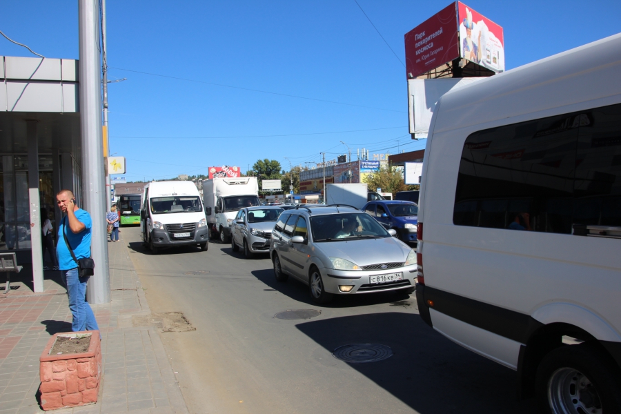 Саратовцы проклинают «Т Плюс» за вечные пробки из-за перекопанной Соколовой