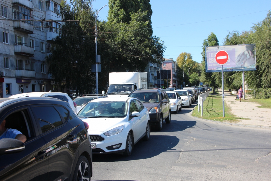 Саратовцы проклинают «Т Плюс» за вечные пробки из-за перекопанной Соколовой