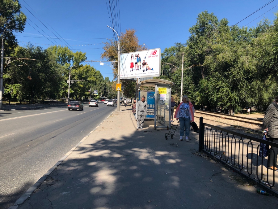 На проспекте 50 лет Октября перенесут остановку и поставят забор