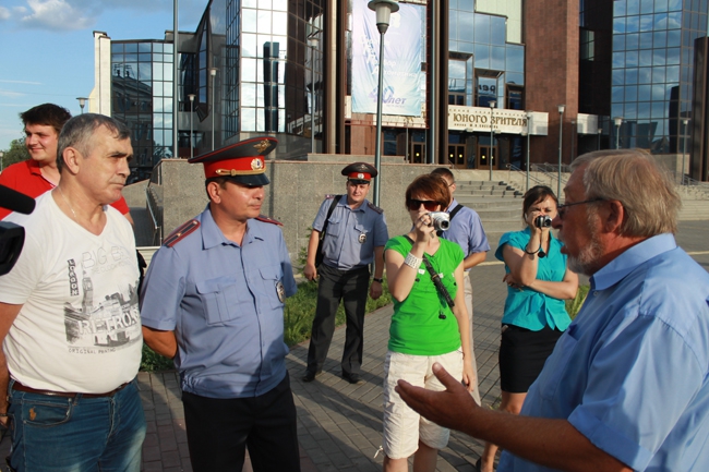 Полицейские не стали мешать сходу граждан о мгле