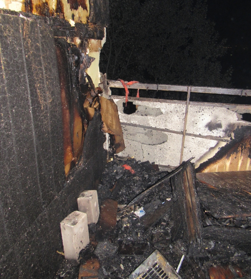 На Новоузенской при пожаре погибла 87-летняя именинница, ее сын получил ожоги