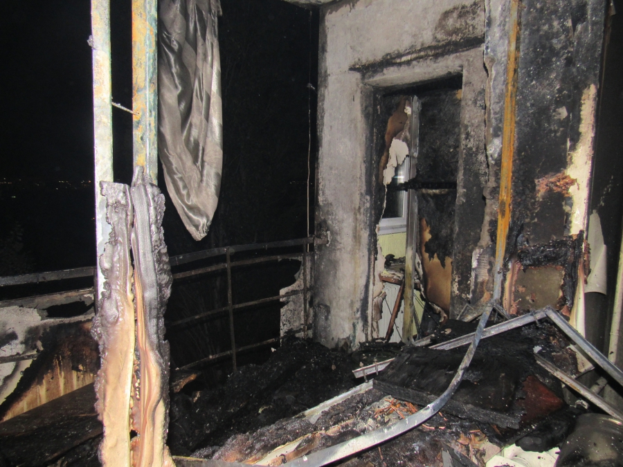 На Новоузенской при пожаре погибла 87-летняя именинница, ее сын получил ожоги