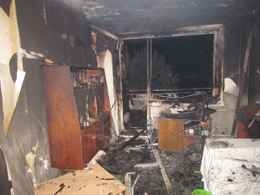 На Новоузенской при пожаре погибла 87-летняя именинница, ее сын получил ожоги