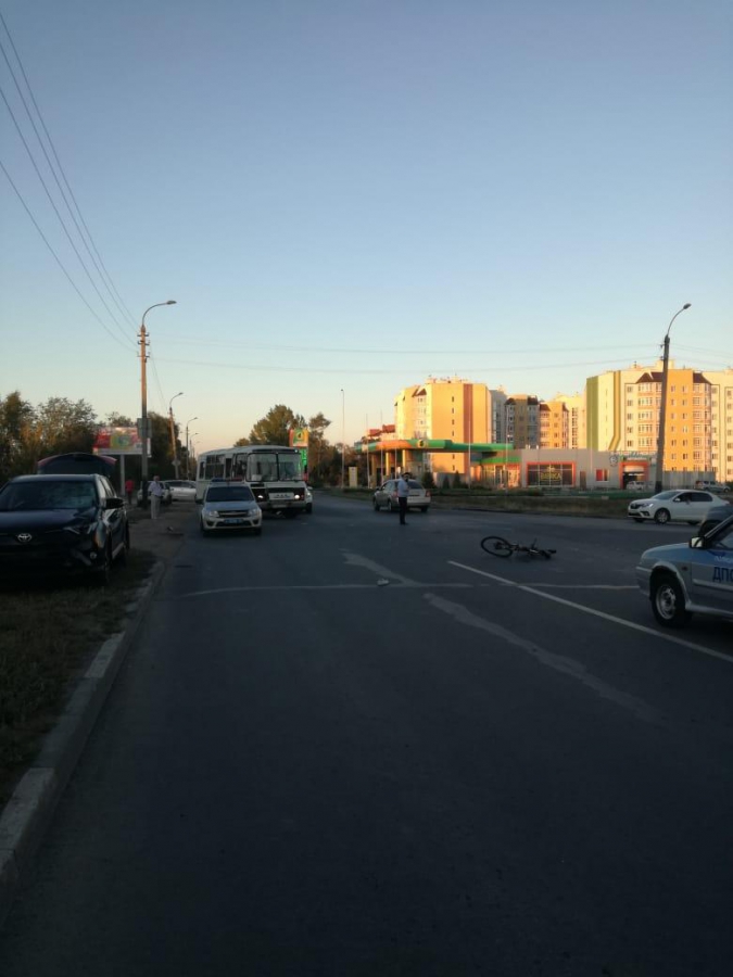 В Балакове велосипедист спровоцировал массовую аварию и попал в больницу