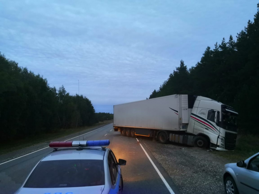 Под Татищевом на трассе водитель «ВАЗа» погиб в столкновении с фурой
