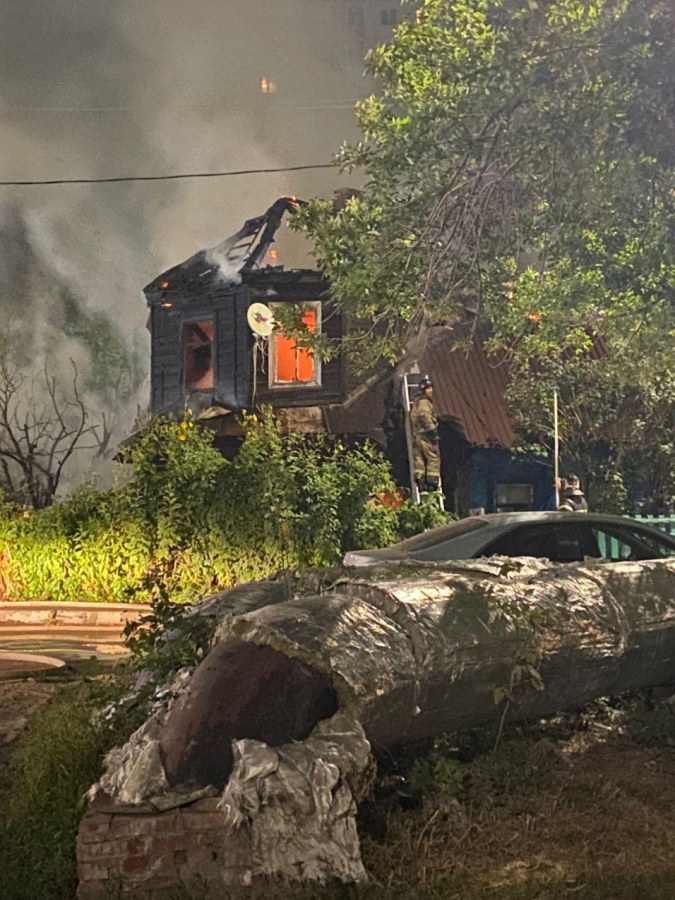 В центре Саратова ночью сгорел многоквартирный деревянный дом