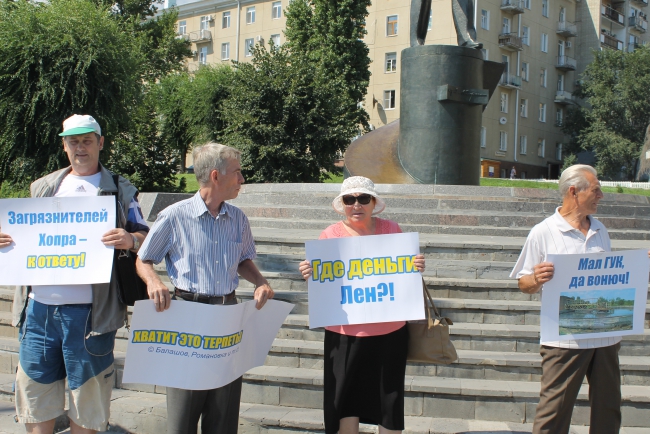 Активисты двух районов митингуют за выход из Саратовской области