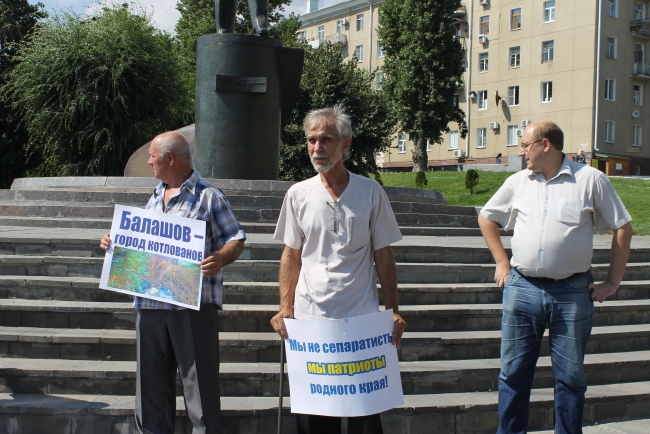 Активисты двух районов митингуют за выход из Саратовской области