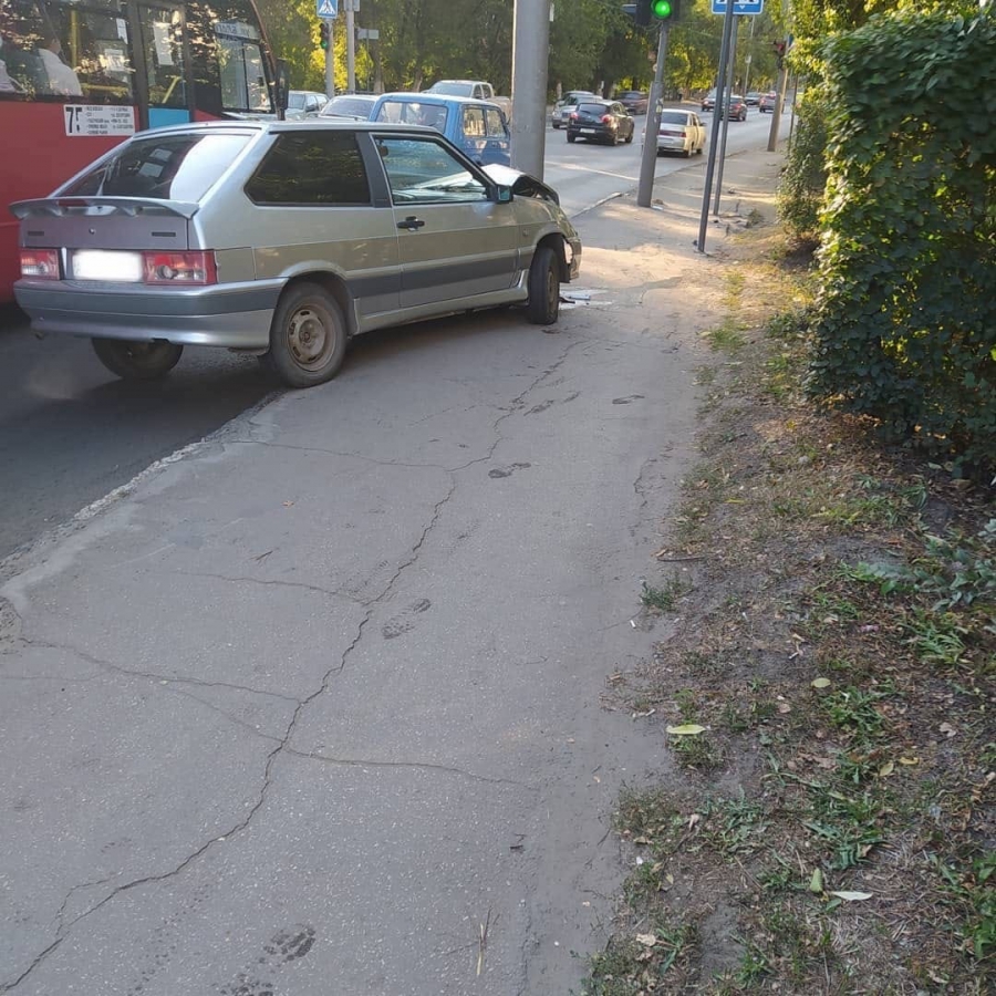 На Большой Горной «ВАЗ» протаранил столб перед светофором