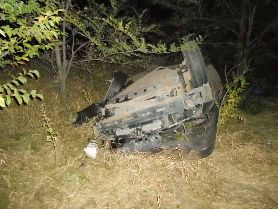 Под Энгельсом водитель «ВАЗа» бросил пассажиров в перевернутой машине