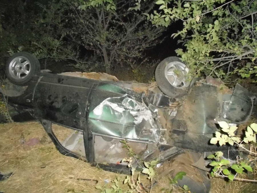 Под Энгельсом водитель «ВАЗа» бросил пассажиров в перевернутой машине