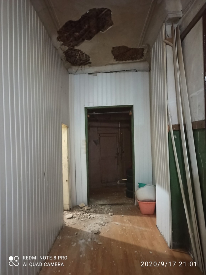 В аварийном доме на Московской рухнувший потолок едва не придавил детей