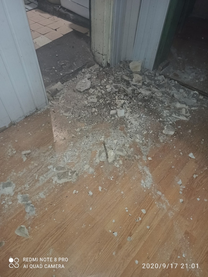 В аварийном доме на Московской рухнувший потолок едва не придавил детей