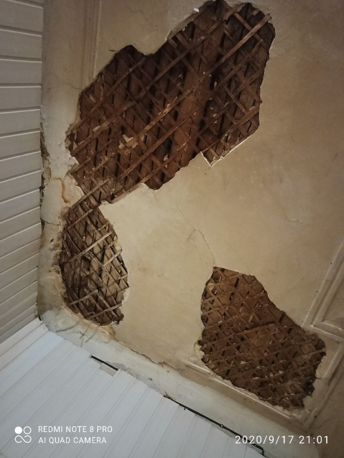 В аварийном доме на Московской рухнувший потолок едва не придавил детей