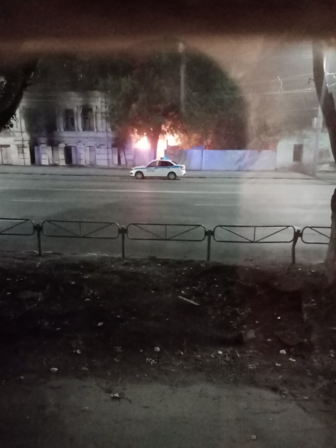 В здании бывшей школы на Чернышевского произошел пожар. Пострадал мужчина