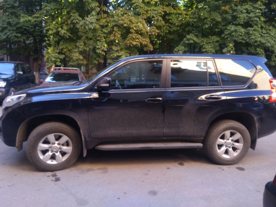 У фирмы арестовали «Лэнд Крузер» и квартиру из-за крупного долга по налогам