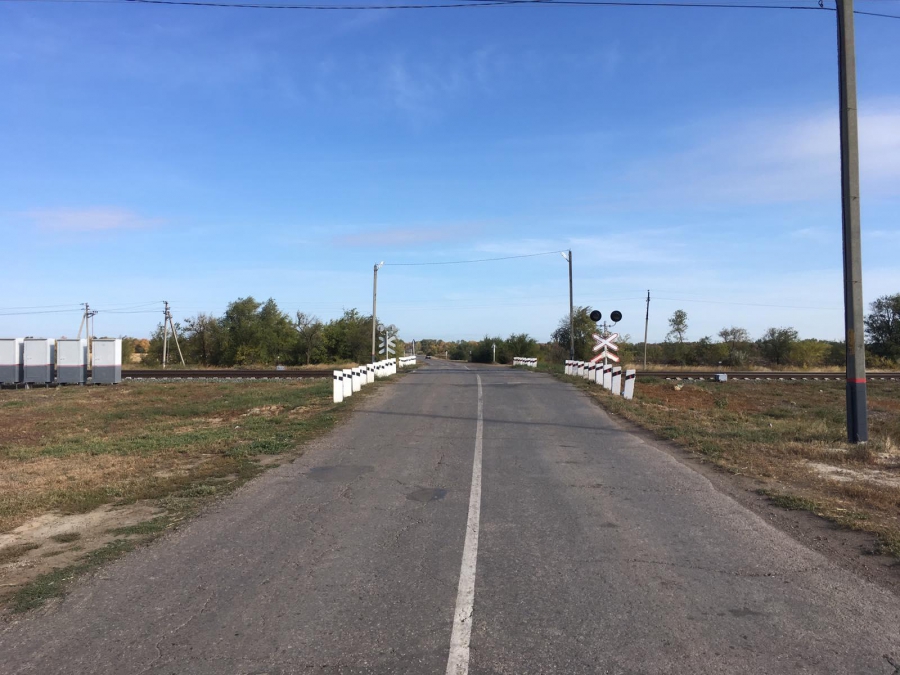 В Саратовской области грузовой поезд врезался в «шестерку»