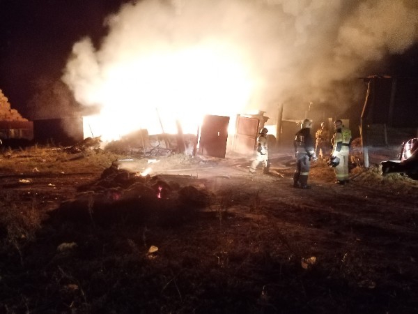 Под Энгельсом сгорели запасы соломы, поросята, корова и куры