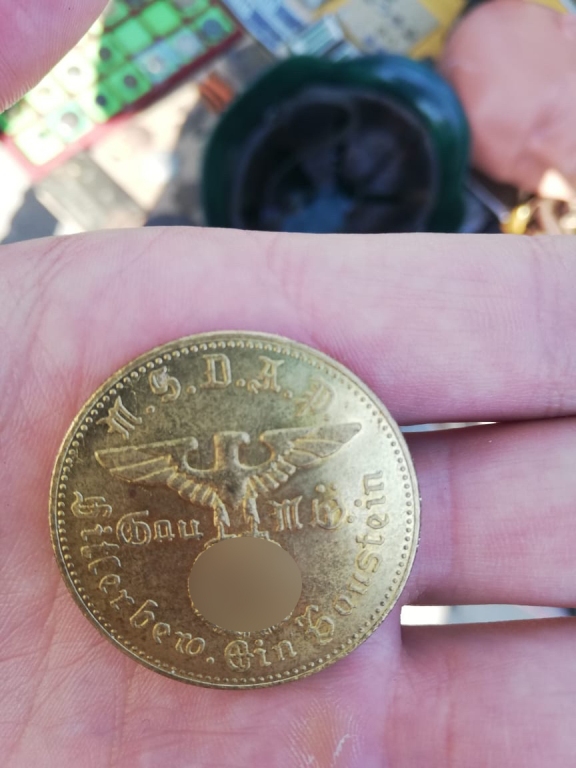 В центре Саратова у продавца конфисковали нацистскую символику