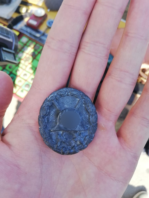 В центре Саратова у продавца конфисковали нацистскую символику