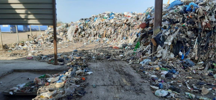 «Постапокалиптический Саратов». Прокуратура обнаружила заваленные отходами мусорные станции