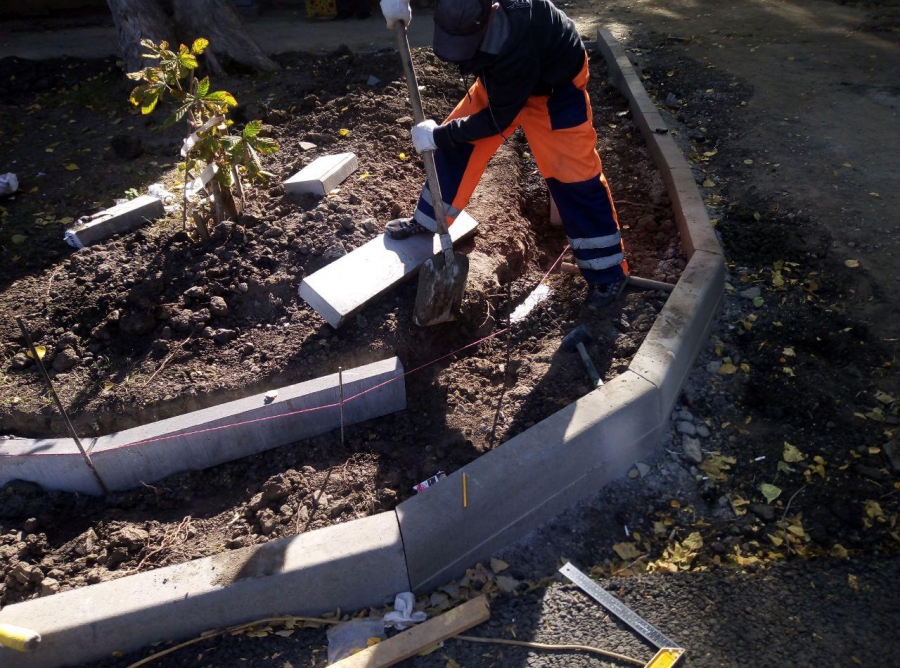 Ремонт бортовых камней. Укладка дорожного бордюра. Укладка бордюрного камня. Ремонт бортовых камней. Демонтаж бортового камня.