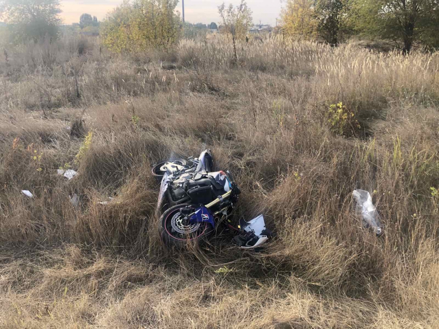 Под Энгельсом мужчина насмерть разбился при падении с мотоцикла